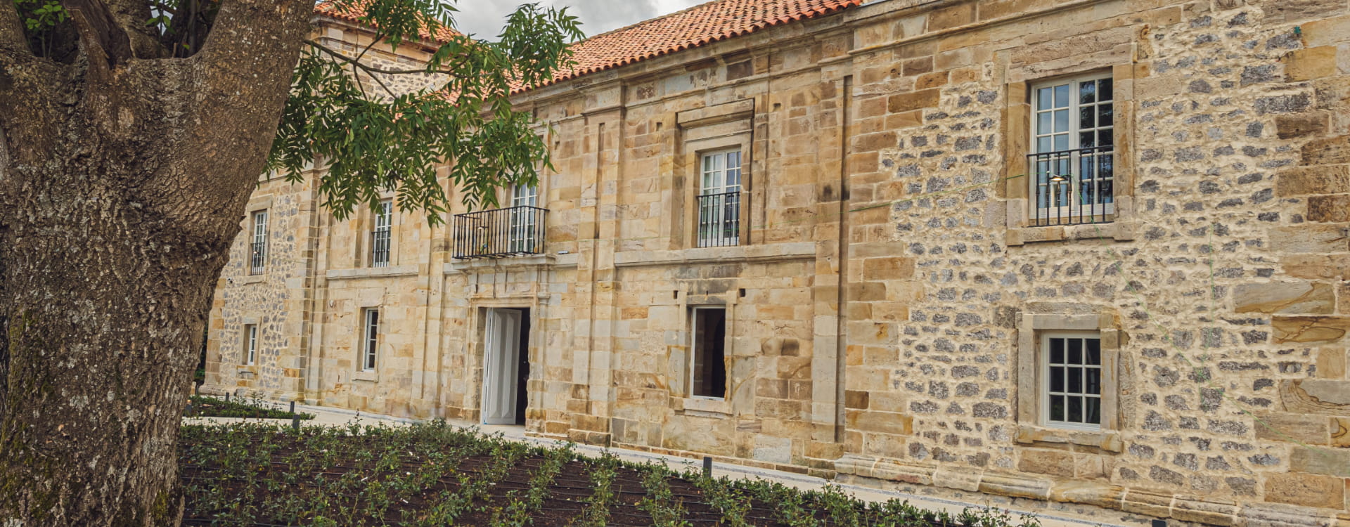 Imagen de la fachada exterior del Palacio de los Acevedo