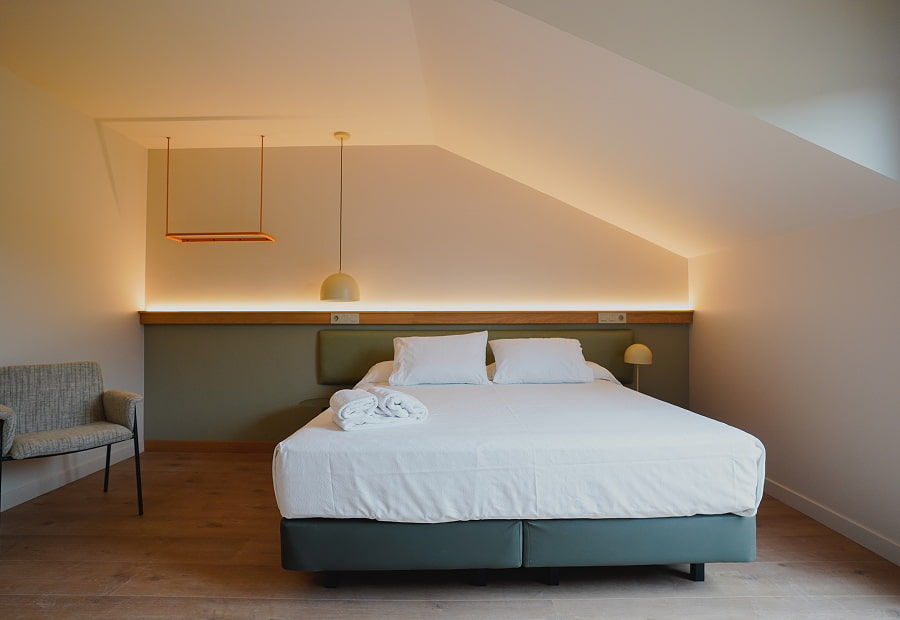 Habitación doble superior con cama King size y lámparas Habitación doble superior con cama King size, silla y lámparas de diseño