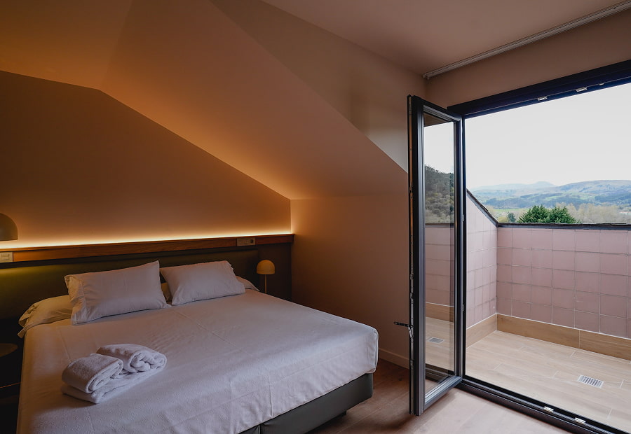 Habitación doble superior con balcón Habitación doble superior con cama King size y balcón con vistas a la montaña