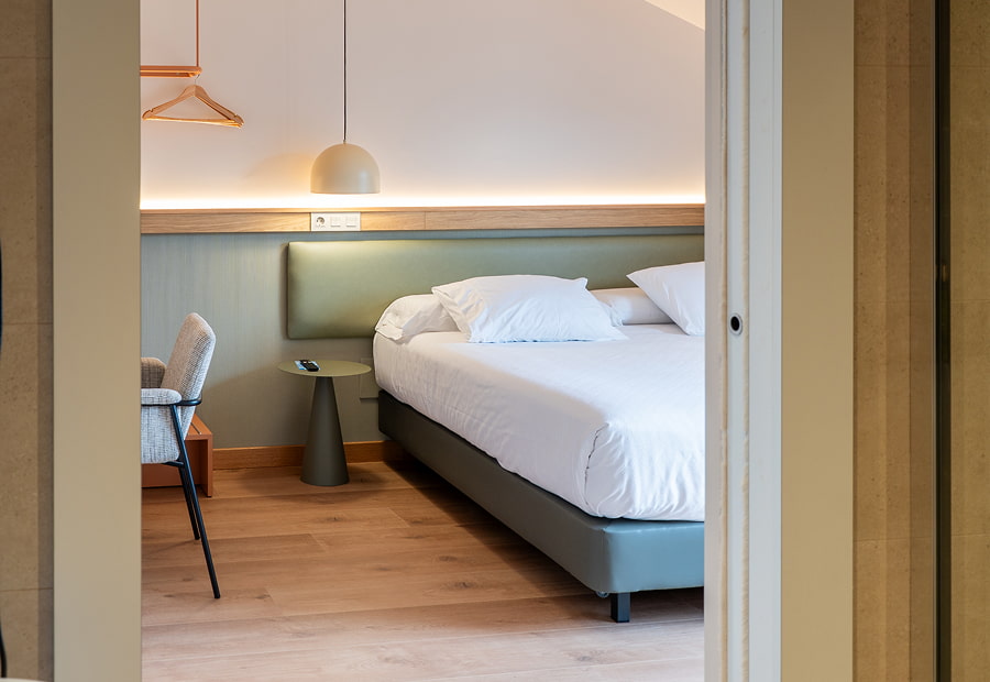 Habitación doble superior Habitación doble superior con cama King size vista desde la puerta del baño