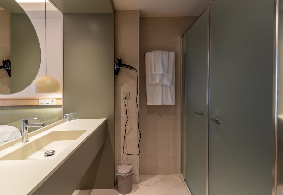 Baño de la habitación doble 4 Baño de la habitación doble con ducha, lavabo y amenities