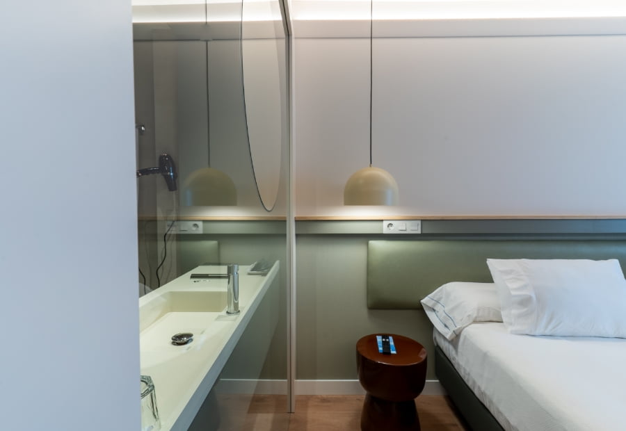 Habitación doble vista detalle Habitación doble con mesita y vista del baño