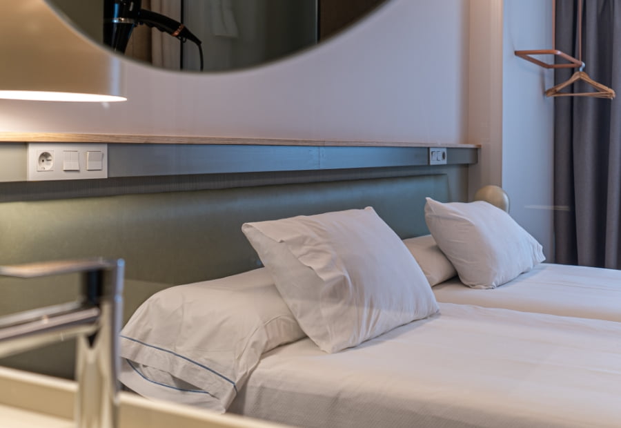 Habitación doble detalle del cabecero Habitación doble con dos camas separadas