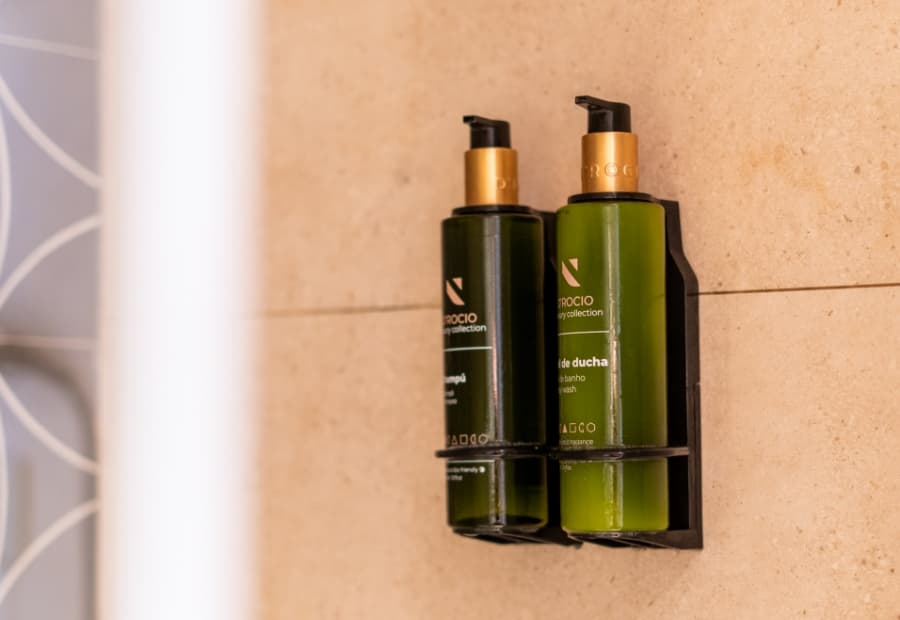 Habitación triple superior detalle amenities 3 Habitación triple superior gel y champú