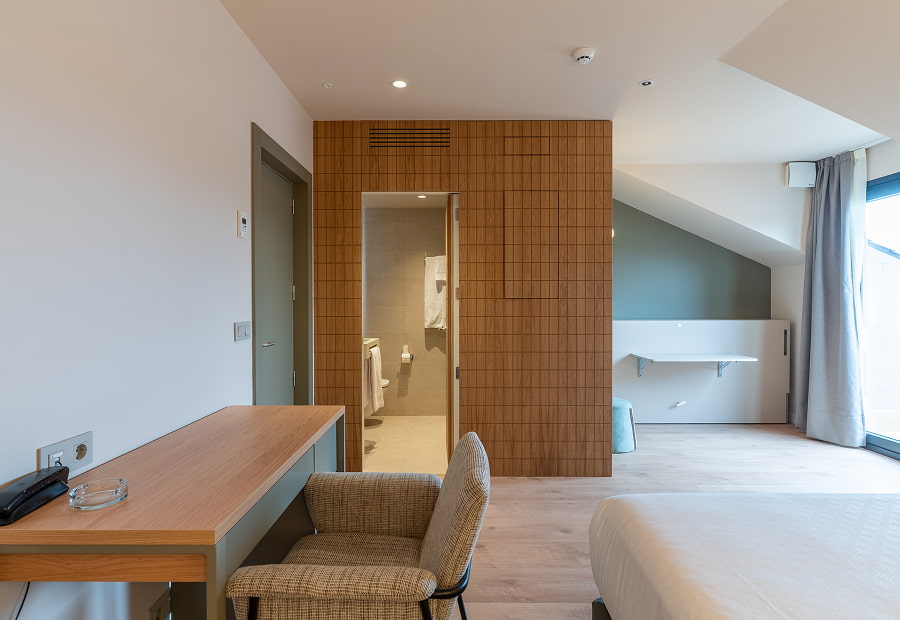 Habitación triple superior con baño Habitación triple superior con escritorio, cama supletoria y baño completo