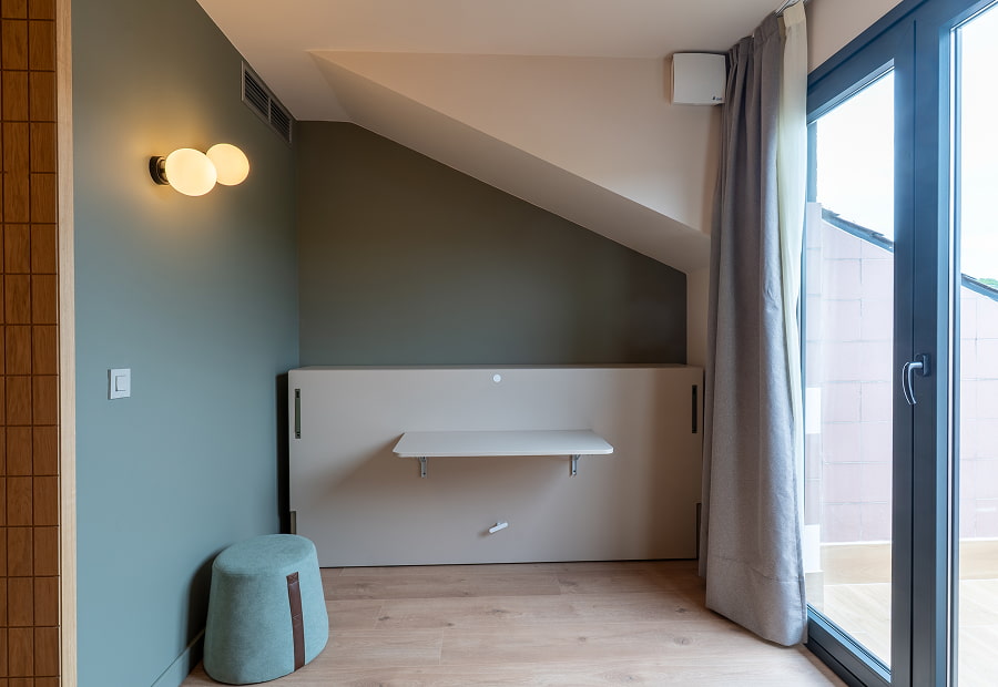 Habitación triple superior con cama supletoria Habitación triple superior con cama supletoria, puff y balcón