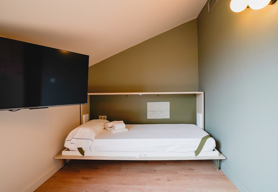 Habitación triple superior con cama supletoria Habitación triple superior con cama supletoria, puff y balcón