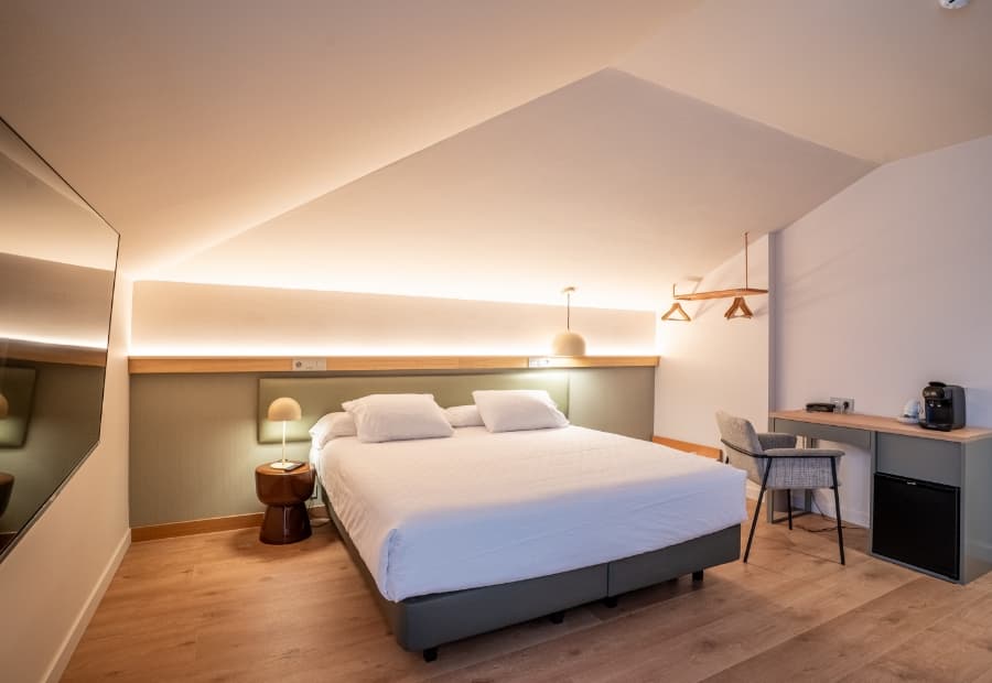 Habitación triple superior vista genérica Habitación triple superior cama King size, escritorio y amenities