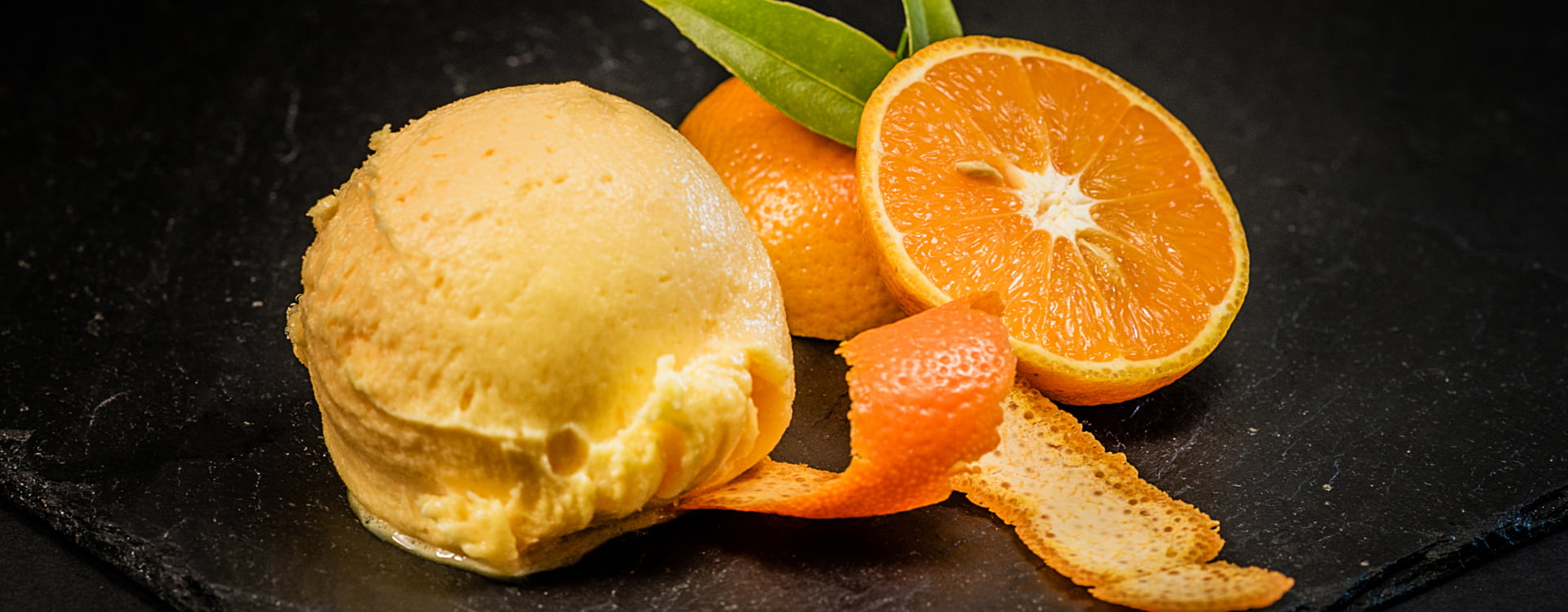 Plato de postre con helado y naranja