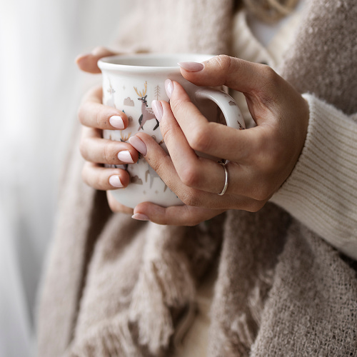 Chica con taza en las manos Chica con taza en las manos